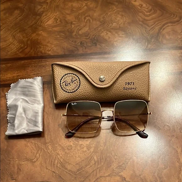 Ray-Ban Gold and Brown Sunglasses Timeless Elegance Ray-Ban Aviator RB3025 001/33 Arista Gold Sunglasses for Men  main image 4